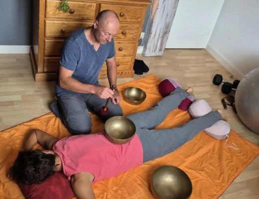 Séance de détente et récupération avec bols tibétains à Vannes, relaxation sonore guidée par Agile Hermine